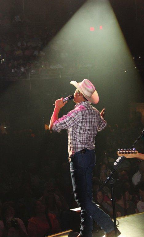 Neal McCoy recites the Pledge of Allegiance with crowd, encouraging all to be everyday heroes