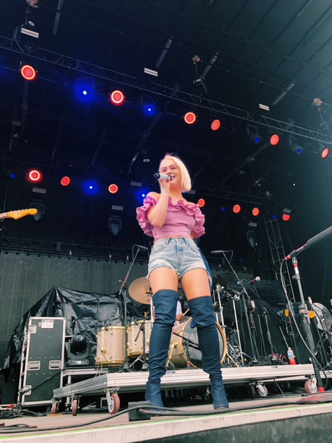 Country music artist, RaeLynn Processed with VSCO with c1 preset